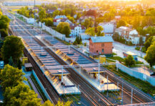 Centrum Ożarowa z drona w wiosennym słońcu