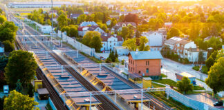 Centrum Ożarowa z drona w wiosennym słońcu